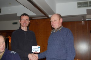 Rassesprecher Christian Krehan gratuliert Johann Pechhacker für seine Leistungen und übergibt die Stallplaketten "Züchter des Jahres 2012" und 3. Platz für "Züchter des Jahres 2013"